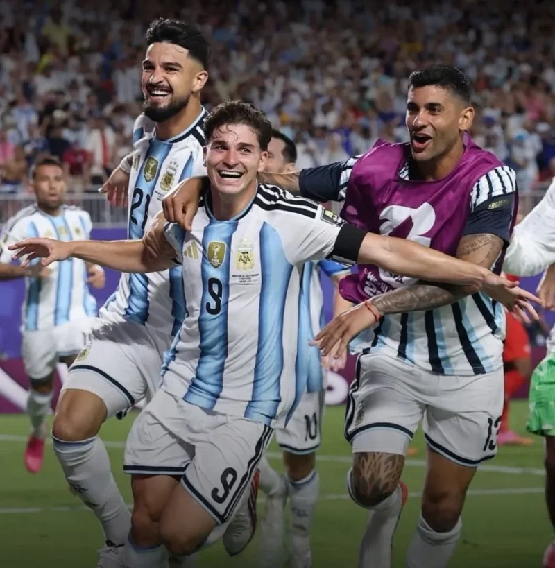 Pemain Argentina merayakan gol ke gawang Swiss pada laga perempat final Piala Dunia 2026. (Foto: FIFA.com)