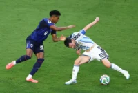 Striker Argentina Lionel Messi berduel memperebutkan bola dengan pemain Tanjung Verde dalam pertandingan babak 32 besar Piala Dunia FIFA 2026. (Foto: FIFA.com)