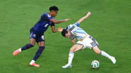 Striker Argentina Lionel Messi berduel memperebutkan bola dengan pemain Tanjung Verde dalam pertandingan babak 32 besar Piala Dunia FIFA 2026. (Foto: FIFA.com)