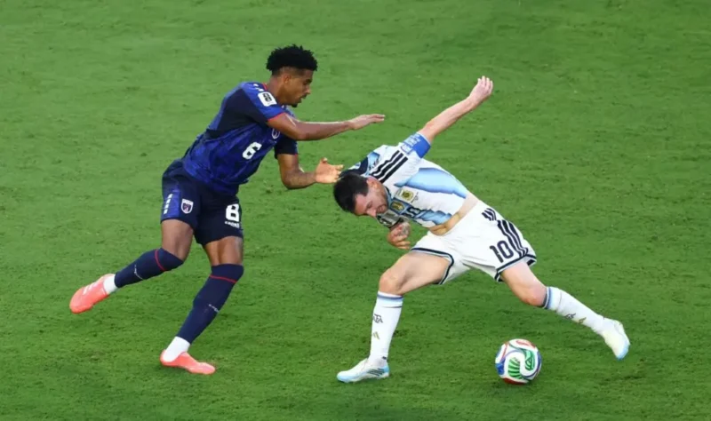 Striker Argentina Lionel Messi berduel memperebutkan bola dengan pemain Tanjung Verde dalam pertandingan babak 32 besar Piala Dunia FIFA 2026. (Foto: FIFA.com)
