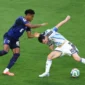 Striker Argentina Lionel Messi berduel memperebutkan bola dengan pemain Tanjung Verde dalam pertandingan babak 32 besar Piala Dunia FIFA 2026. (Foto: FIFA.com)