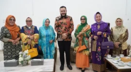 Wali Kota Padang Fadly Amran menerima audiensi Pengurus Bundo Kanduang IKTD Sumbar di Rumah Dinas Wali Kota, Kamis (23/7/2026). (Foto: Pemko Padang)