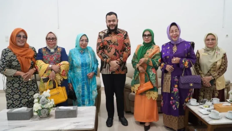 Wali Kota Padang Fadly Amran menerima audiensi Pengurus Bundo Kanduang IKTD Sumbar di Rumah Dinas Wali Kota, Kamis (23/7/2026). (Foto: Pemko Padang)