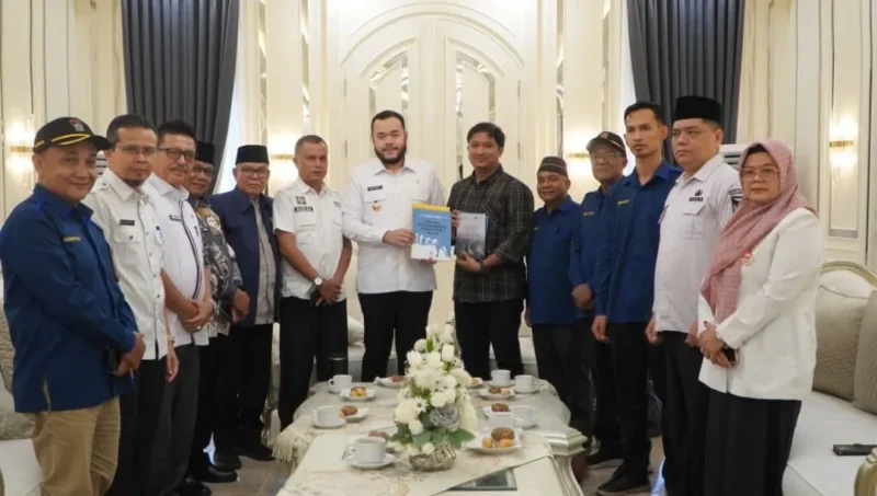 Wali Kota Padang Fadly Amran menerima audiensi Tim Peneliti SETARA Institute di Ruang VIP Rumah Dinas Wali Kota Padang, Rabu (22/7/2026). (Foto: Pemko Padang)