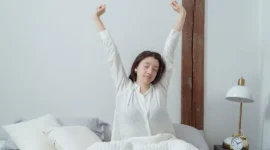 Ilustrasi wanita bangun tidur. (Foto: Pexels)