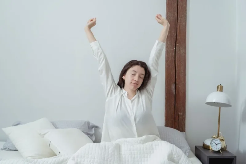 Ilustrasi wanita bangun tidur. (Foto: Pexels)
