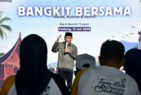 Wakil Wali Kota Padang Maigus Nasir menghadiri kegiatan “Bangkit Bersama, Gerak, Kuliner, Cerita” yang digelar Bank Mantap di Pantai Puruih, Jumat (17/7/2026). (Foto: Pemko Padang)