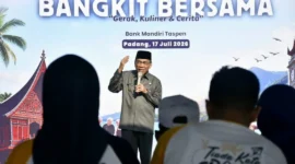 Wakil Wali Kota Padang Maigus Nasir menghadiri kegiatan “Bangkit Bersama, Gerak, Kuliner, Cerita” yang digelar Bank Mantap di Pantai Puruih, Jumat (17/7/2026). (Foto: Pemko Padang)