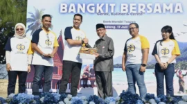 Wakil Wali Kota Padang, Maigus Nasir, menghadiri kegiatan Bank Mandiri Taspen (Mantap) di Pantai Purus, Jumat (17/7/2026). (Foto: Pemko Padang)