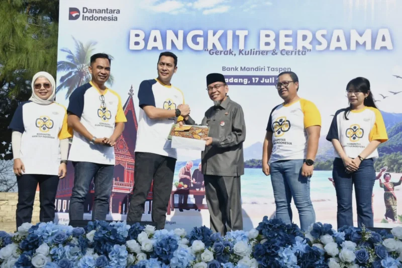 Wakil Wali Kota Padang, Maigus Nasir, menghadiri kegiatan Bank Mandiri Taspen (Mantap) di Pantai Purus, Jumat (17/7/2026). (Foto: Pemko Padang)