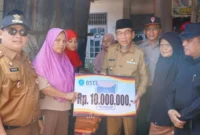 Wakil Wali Kota Padang, Maigus Nasir, menyerahkan BSTT kepada korban kebakaran rumah di Banuaran, Selasa (7/7/2026). (Foto: Pemko Padang)