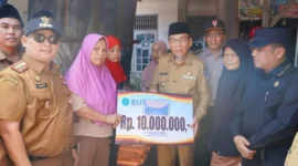 Wakil Wali Kota Padang, Maigus Nasir, menyerahkan BSTT kepada korban kebakaran rumah di Banuaran, Selasa (7/7/2026). (Foto: Pemko Padang)