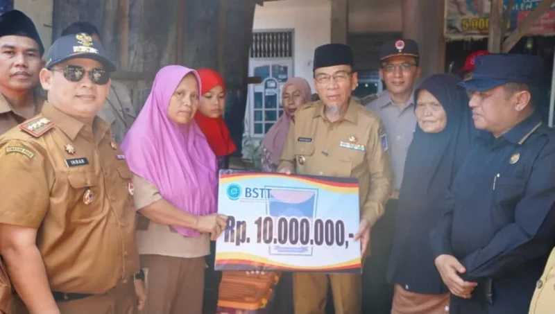 Wakil Wali Kota Padang, Maigus Nasir, menyerahkan BSTT kepada korban kebakaran rumah di Banuaran, Selasa (7/7/2026). (Foto: Pemko Padang)