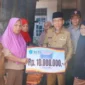 Wakil Wali Kota Padang, Maigus Nasir, menyerahkan BSTT kepada korban kebakaran rumah di Banuaran, Selasa (7/7/2026). (Foto: Pemko Padang)