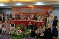 Ketua DPRD Sumbar Muhidi bersama peserta Bimtek Peningkatan Ekonomi Perempuan.