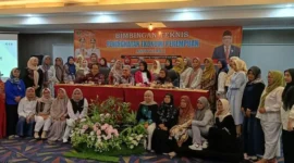 Ketua DPRD Sumbar Muhidi bersama peserta Bimtek Peningkatan Ekonomi Perempuan.