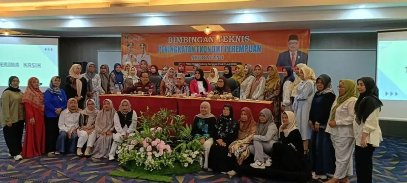 Ketua DPRD Sumbar Muhidi bersama peserta Bimtek Peningkatan Ekonomi Perempuan.