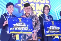 Mendikdasmen Abdul Mu'ti menyerahkan penghargaan kepada Andrew Arsya Mandala sebagai Terbaik I Bintang Sobat SMP 2026. (Foto: YT Direktorat SMP)