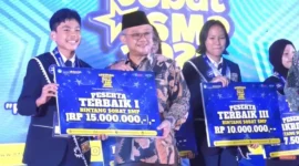 Mendikdasmen Abdul Mu'ti menyerahkan penghargaan kepada Andrew Arsya Mandala sebagai Terbaik I Bintang Sobat SMP 2026. (Foto: YT Direktorat SMP)