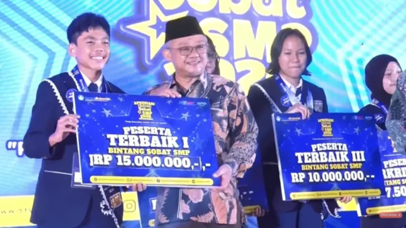 Mendikdasmen Abdul Mu'ti menyerahkan penghargaan kepada Andrew Arsya Mandala sebagai Terbaik I Bintang Sobat SMP 2026. (Foto: YT Direktorat SMP)