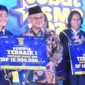 Mendikdasmen Abdul Mu'ti menyerahkan penghargaan kepada Andrew Arsya Mandala sebagai Terbaik I Bintang Sobat SMP 2026. (Foto: YT Direktorat SMP)