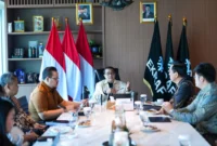 Menteri Ekraf, Teuku Riefky Harsya (tengah) berdialog dengan Komisaris Utama PT Indobox Cinematic Buana, Budi Yulianto (kedua kanan) di Kantor Kementerian Ekraf, Jakarta, Kamis (23/7/2026). (Foto: Kementerian Ekraf)