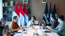 Menteri Ekraf, Teuku Riefky Harsya (tengah) berdialog dengan Komisaris Utama PT Indobox Cinematic Buana, Budi Yulianto (kedua kanan) di Kantor Kementerian Ekraf, Jakarta, Kamis (23/7/2026). (Foto: Kementerian Ekraf)