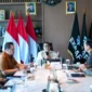 Menteri Ekraf, Teuku Riefky Harsya (tengah) berdialog dengan Komisaris Utama PT Indobox Cinematic Buana, Budi Yulianto (kedua kanan) di Kantor Kementerian Ekraf, Jakarta, Kamis (23/7/2026). (Foto: Kementerian Ekraf)