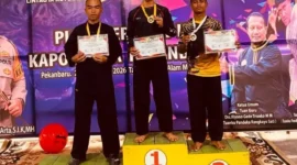 Bripda Fransisco Stevanola dari Satbrimob Polda Sumbar meraih medali emas dan predikat Pesilat Terbaik di Pekanbaru. (Foto: Polda Sumbar)