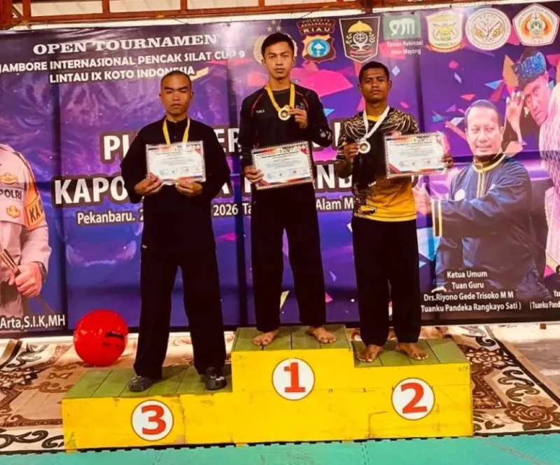 Bripda Fransisco Stevanola dari Satbrimob Polda Sumbar meraih medali emas dan predikat Pesilat Terbaik di Pekanbaru. (Foto: Polda Sumbar)