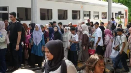 Calon penumpang bersiap menaiki kereta api. (Foto: KAI Divre II Sumbar)