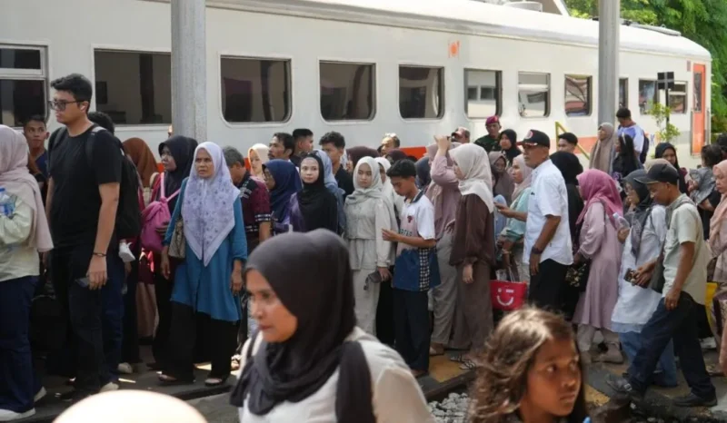 Calon penumpang bersiap menaiki kereta api. (Foto: KAI Divre II Sumbar)