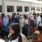 Calon penumpang bersiap menaiki kereta api. (Foto: KAI Divre II Sumbar)