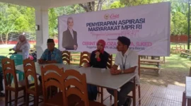 Anggota DPD RI, Cerint Iralloza Tasya (tengah) saat menyampaikan arahan terkait aspirasi yang disampaikan masyarakat. (Foto: Dok. Yoniks)
