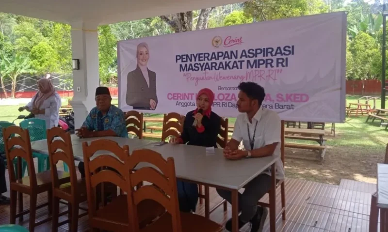 Anggota DPD RI, Cerint Iralloza Tasya (tengah) saat menyampaikan arahan terkait aspirasi yang disampaikan masyarakat. (Foto: Dok. Yoniks)