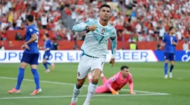 Kapten Portugal Cristiano Ronaldo saat mencetak gol ke gawang Kroasia di babak 32 besar Piala Dunia 2026. (Foto: FIFA.com)
