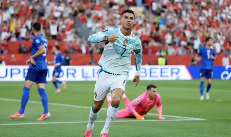 Kapten Portugal Cristiano Ronaldo saat mencetak gol ke gawang Kroasia di babak 32 besar Piala Dunia 2026. (Foto: FIFA.com)