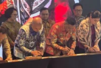 Bupati Dharmasraya Annisa Suci Ramadhani menandatangani NPHD bersama Sekretaris Jenderal Kemendikdasmen, Suharti, di Jakarta, Kamis (30/7/2026). (Foto: Diskominfo Dharmasraya)