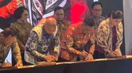 Bupati Dharmasraya Annisa Suci Ramadhani menandatangani NPHD bersama Sekretaris Jenderal Kemendikdasmen, Suharti, di Jakarta, Kamis (30/7/2026). (Foto: Diskominfo Dharmasraya)