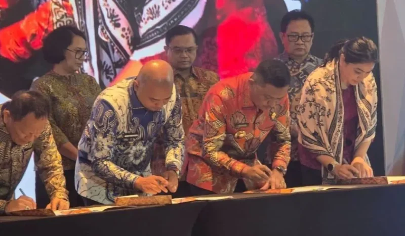 Bupati Dharmasraya Annisa Suci Ramadhani menandatangani NPHD bersama Sekretaris Jenderal Kemendikdasmen, Suharti, di Jakarta, Kamis (30/7/2026). (Foto: Diskominfo Dharmasraya)