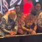 Bupati Dharmasraya Annisa Suci Ramadhani menandatangani NPHD bersama Sekretaris Jenderal Kemendikdasmen, Suharti, di Jakarta, Kamis (30/7/2026). (Foto: Diskominfo Dharmasraya)