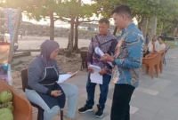 Pegawai Dispar Padang membagikan surat pemberitahuan sekaligus imbauan kepada pedagang di kawasan Pantai Padang. (Foto: Dispar Padang)
