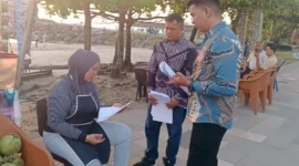 Pegawai Dispar Padang membagikan surat pemberitahuan sekaligus imbauan kepada pedagang di kawasan Pantai Padang. (Foto: Dispar Padang)