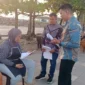 Pegawai Dispar Padang membagikan surat pemberitahuan sekaligus imbauan kepada pedagang di kawasan Pantai Padang. (Foto: Dispar Padang)