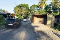Dump truk terguling di Jalan Raya Bukittinggi–Payakumbuh, tepatnya di Nagari Sungai Cubadak, Kecamatan Baso, Kabupaten Agam, Jumat (10/7/2026) pagi. (Foto: Dok. Satlantas Polresta Bukittinggi) 