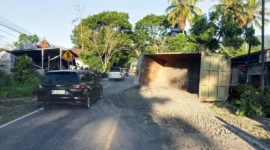 Dump truk terguling di Jalan Raya Bukittinggi–Payakumbuh, tepatnya di Nagari Sungai Cubadak, Kecamatan Baso, Kabupaten Agam, Jumat (10/7/2026) pagi. (Foto: Dok. Satlantas Polresta Bukittinggi) 