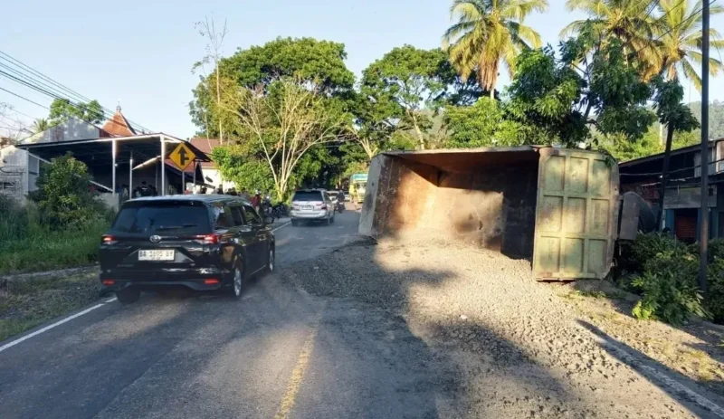 Dump truk terguling di Jalan Raya Bukittinggi–Payakumbuh, tepatnya di Nagari Sungai Cubadak, Kecamatan Baso, Kabupaten Agam, Jumat (10/7/2026) pagi. (Foto: Dok. Satlantas Polresta Bukittinggi) 