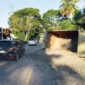 Dump truk terguling di Jalan Raya Bukittinggi–Payakumbuh, tepatnya di Nagari Sungai Cubadak, Kecamatan Baso, Kabupaten Agam, Jumat (10/7/2026) pagi. (Foto: Dok. Satlantas Polresta Bukittinggi) 