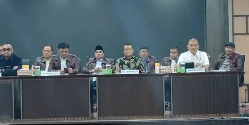 Konferensi pers penetapan mantan Jampidsus Febrie Adriansyah sebagai tersangka di Kejaksaan Agung, Jakarta, Sabtu (11/7). (Foto: Ist)