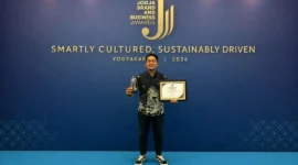 Ely Iwan Kurniawan, Atom Sharp Cabang Yogyakarta menerima penghargaan Jogja Brand and Business Awards. (Foto: Dok. Sharp)
